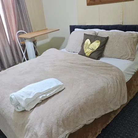 Beautiful 1-bed House In Leeds Holiday home *