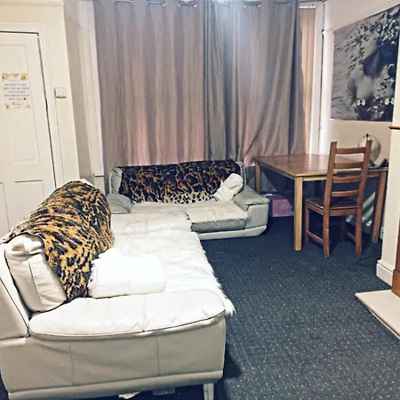 Holiday home Beautiful 1-bed House In Leeds